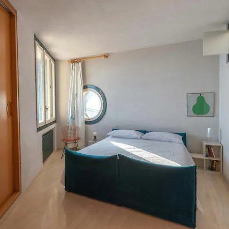 Modernist With Private Sea Access *