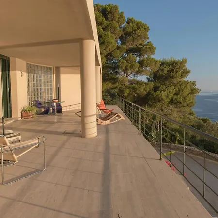 Modernist With Private Sea Access *