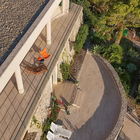 Modernist With Private Sea Access *