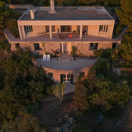 Modernist With Private Sea Access Nyaraló