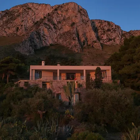 Modernist With Private Sea Access Nyaraló Porticello