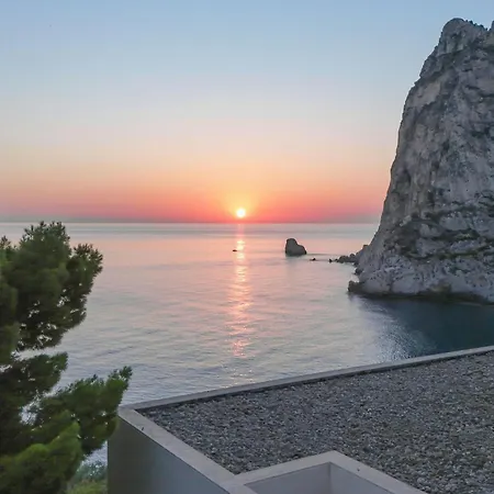 Nyaraló Modernist With Private Sea Access *