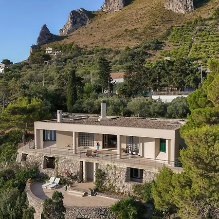 Modernist With Private Sea Access * باغيريا